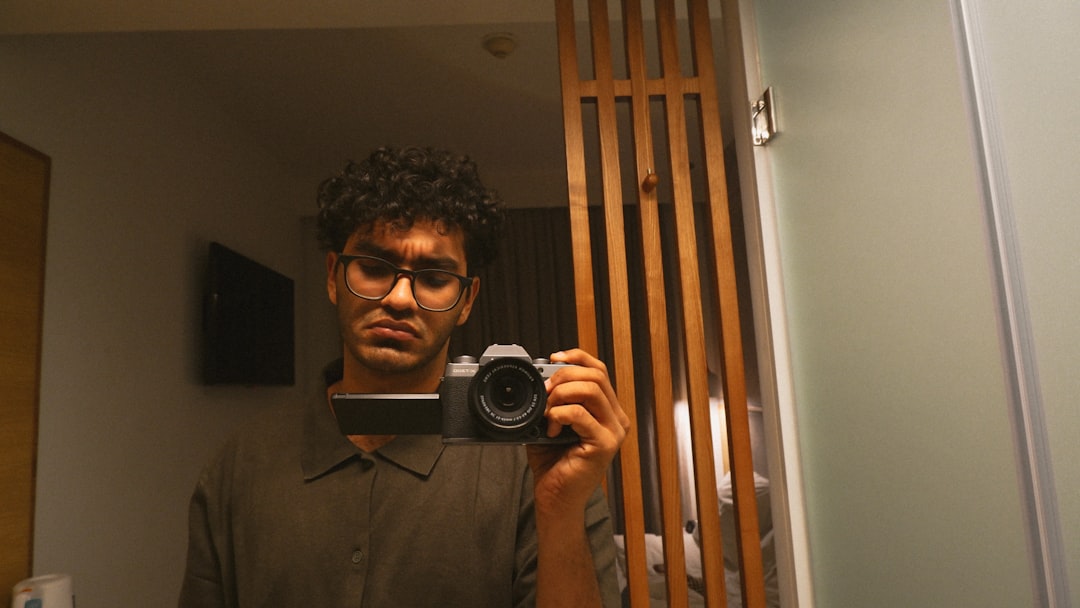 【マッチングアプリ】プロフィール写真で差がつく7つのポイント｜いいねが増える選び方